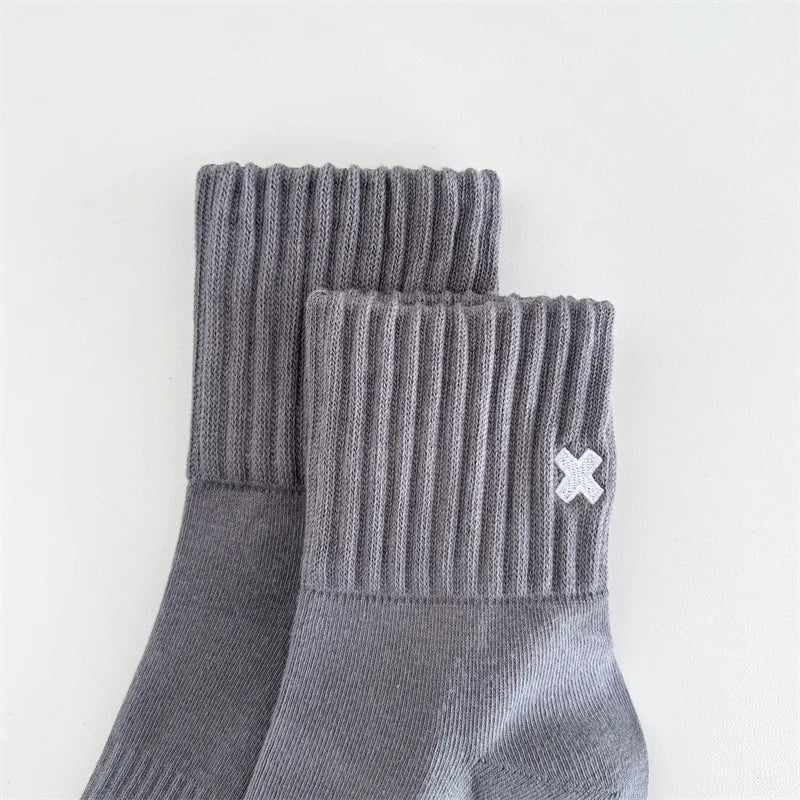 Calcetines de algodón bordados a media pantorrilla - UE 38-44, 4 colores, unisex