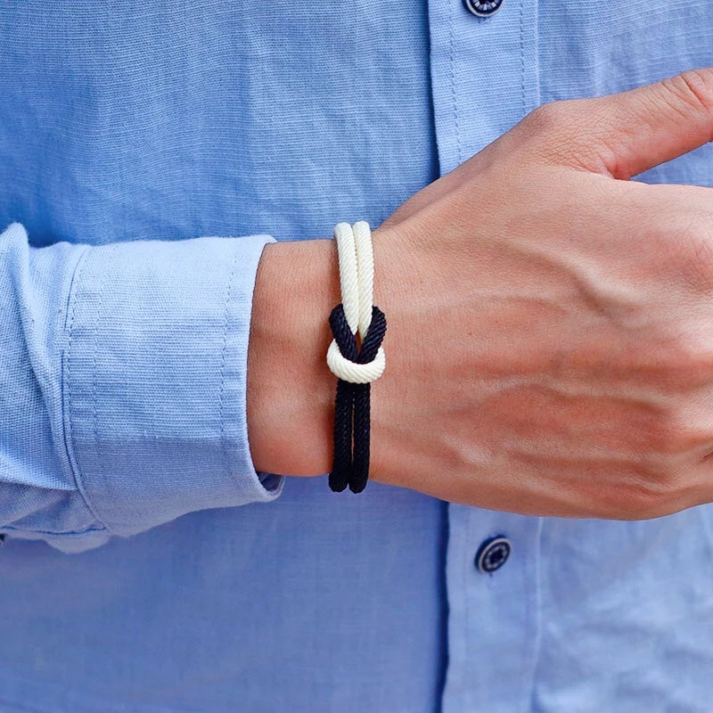 Bracelet Eternal Knot Represents a strong and endless bond